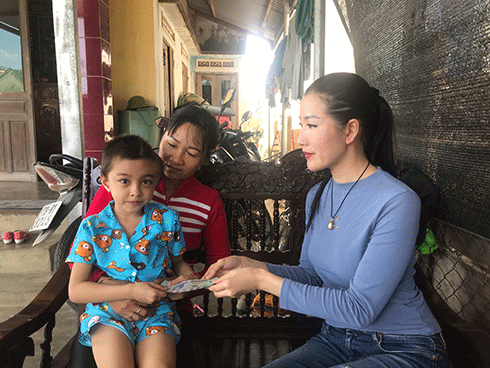 Bà Hoàng Thùy Dương - Giám đốc Doanh nghiệp tư nhân Thanh Hải trao tiền giúp đỡ cháu Thảo