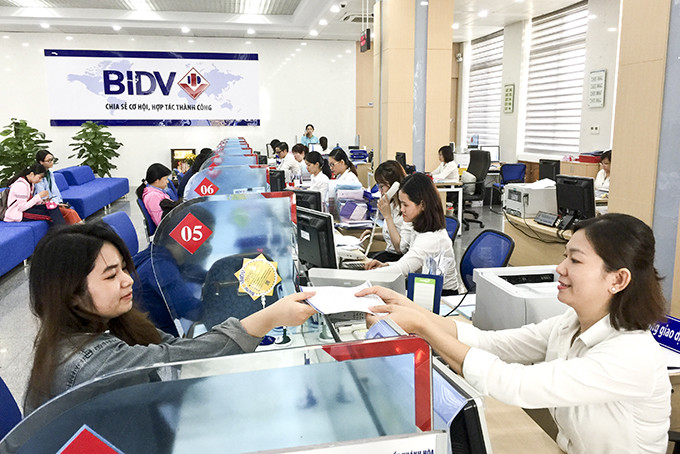 Khách hàng giao dịch tại BIDV.
