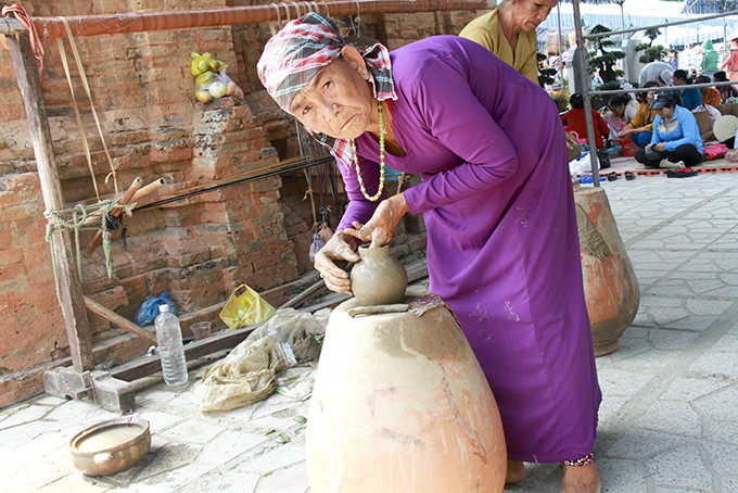 Nghệ nhân Trương Thị Gạch làm gốm.