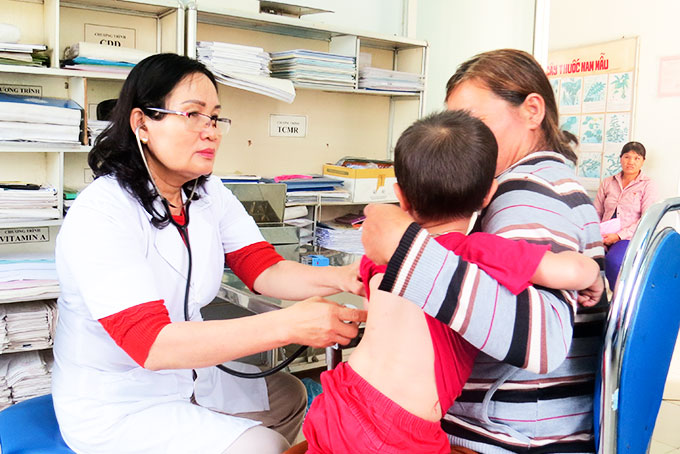 Triển khai sử dụng sổ theo dõi sức khỏe bà mẹ và trẻ em