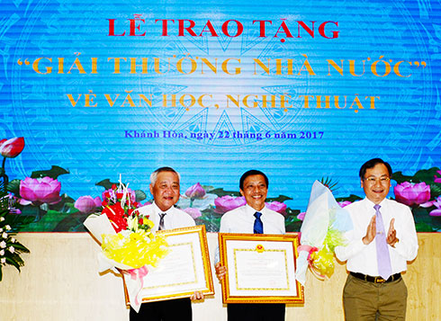  Nhạc sĩ Hình Phước Long (trái) và nhà viết kịch Nguyễn Sỹ Chức (giữa)  được trao tặng Giải thưởng Nhà nước về văn học nghệ thuật.