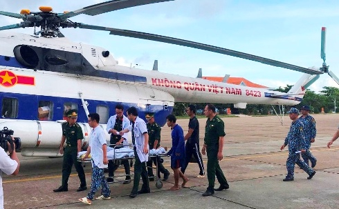 Máy bay trực thăng đưa ngư dân bị nạn ở Trường Sa vào đất liền chữa trị
