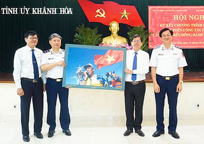 Lãnh đạo Bộ Tư lệnh Cảnh sát biển tặng quà lưu niệm cho tỉnh.
