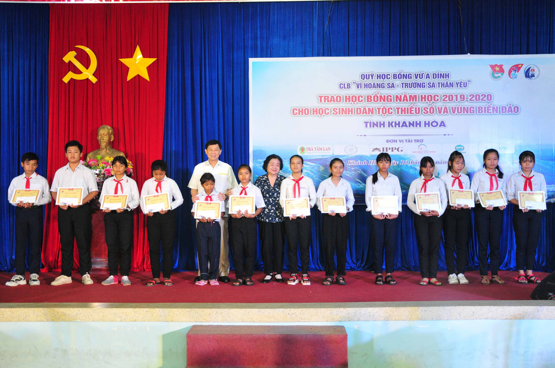 Bà Trương Mỹ Hoa (áo đen) trao học bổng cho các học sinh