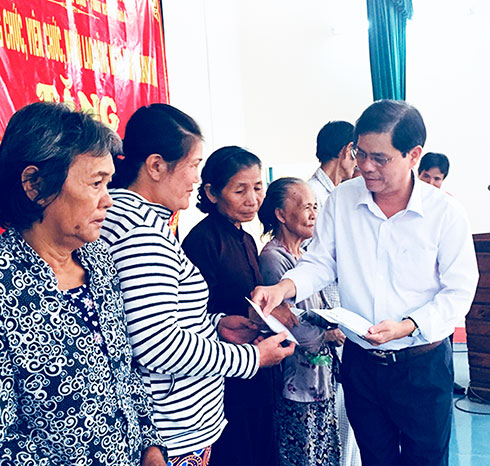 zzĐồng chí Nguyễn Tấn Tuân - Phó Bí thư Thường trực Tỉnh ủy, Chủ tịch HĐND tỉnh trao quà cho các hộ nghèo huyện Diên Khánh.