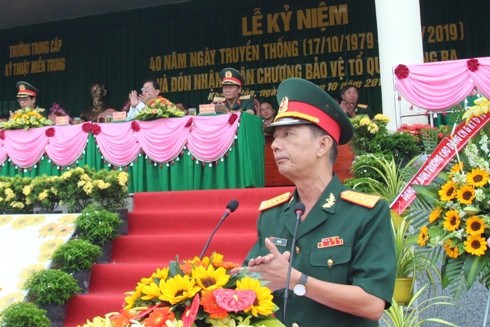 Đại tá Cao Sơn - Hiệu trưởng nhà trường đọc diễn văn kỷ niệm tại buổi lễ.