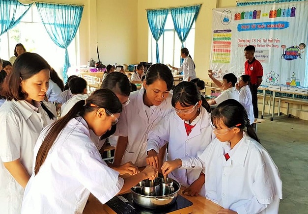 Học sinh Trường Tiểu học và THCS Vạn Thạnh tham gia trải nghiệm khoa học