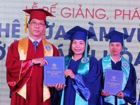 PGS.TS. Trần Hoàng Hải - Phó Hiệu trưởng phụ trách nhà trường trao bằng tốt nghiệp cho các học viên. 