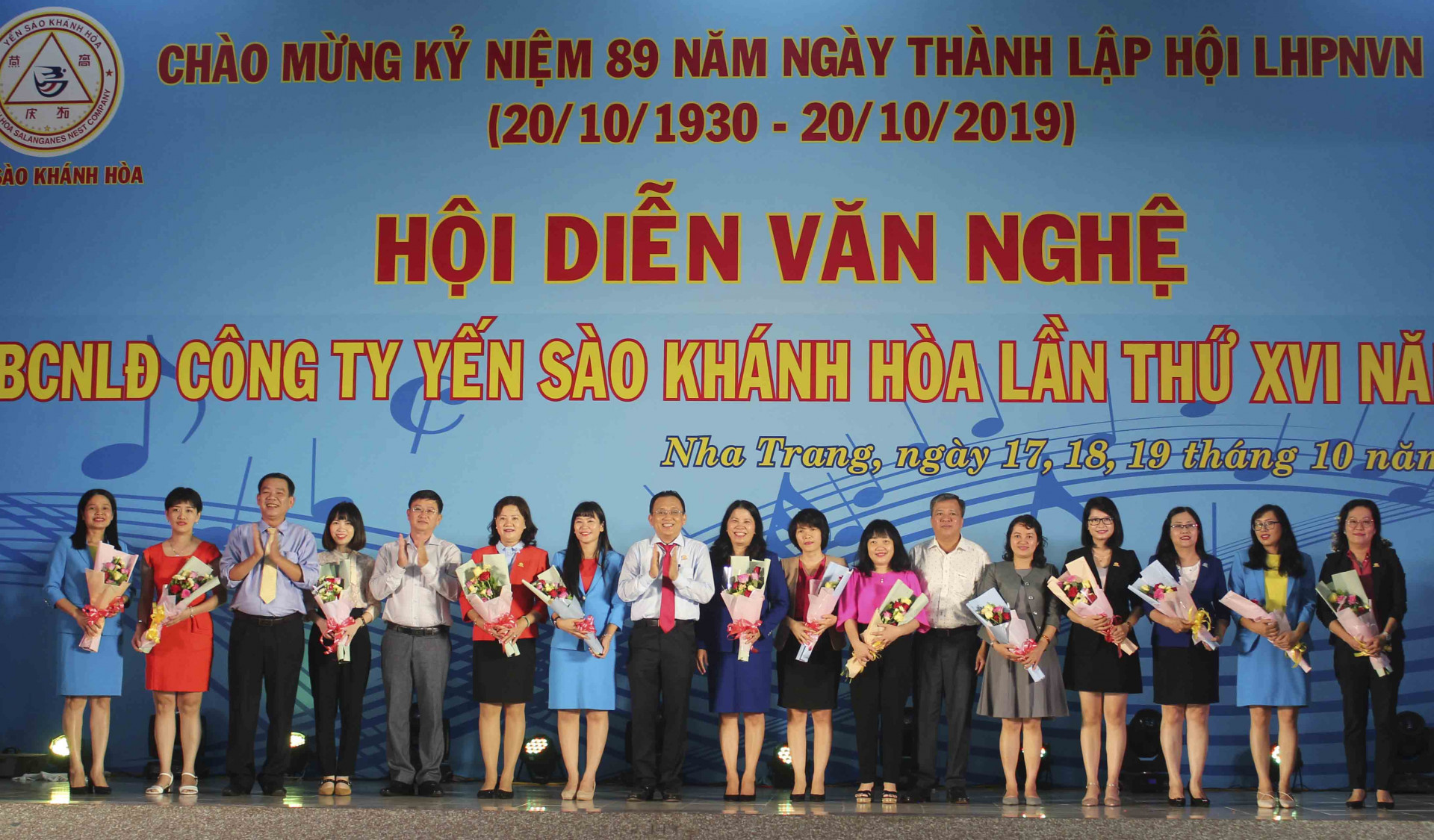 Tặng hoa cho các nữ lãnh đạo và cán bộ chủ chốt Công ty Yến sào Khánh Hòa.