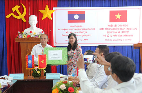 Lãnh đạo Sở Tư pháp Khánh Hòa (phải) trao tặng thiết bị cho Sở Tư pháp tỉnh Attapư.