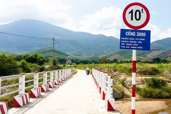 Một hộ hội viên cựu chiến binh xã Ninh Tân đã hiến 400m2 đất để xây dựng cầu vượt lũ này.