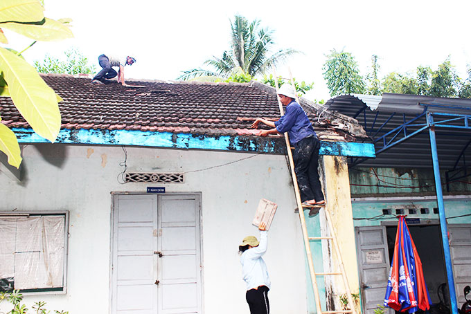 Trường thuê thợ sửa chữa mái ngói để đảm bảo việc học tập.  