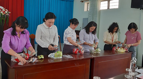Cán bộ Hội LHPN TP. Nha Trang khui heo đất tiết kiệm năm 2019