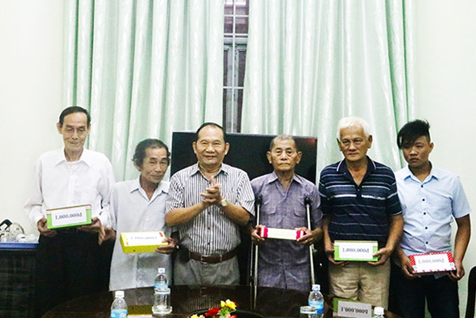 Ông Lê Xuân Hạnh - Trưởng ban đại diện Hội Người cao tuổi tỉnh  trao quà cho các cụ.