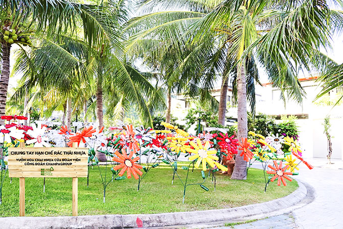 Vườn hoa bằng chai nhựa ở Khu du lịch Champa Island.