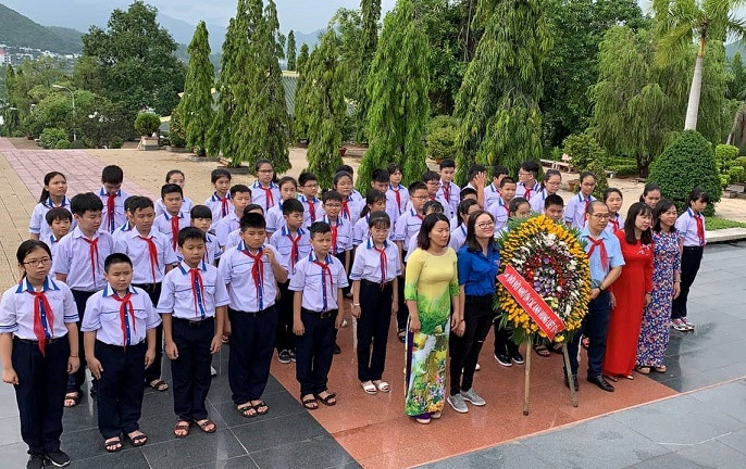 Các cán bộ, giáo viên, học sinh dâng hương tại Nghĩa trang liệt sĩ Hòn Dung. 