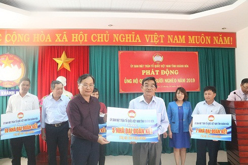 Ông Nguyễn Đắc Tài trao tượng trưng hỗ trợ xây nhà đại đoàn kết cho các địa phương