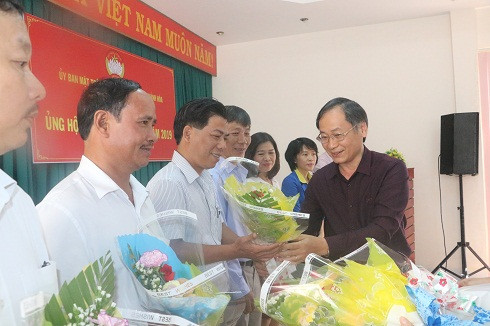 Ông Nguyễn Đắc Tài tặng hoa cho các doanh nghiệp ủng hộ Quỹ 