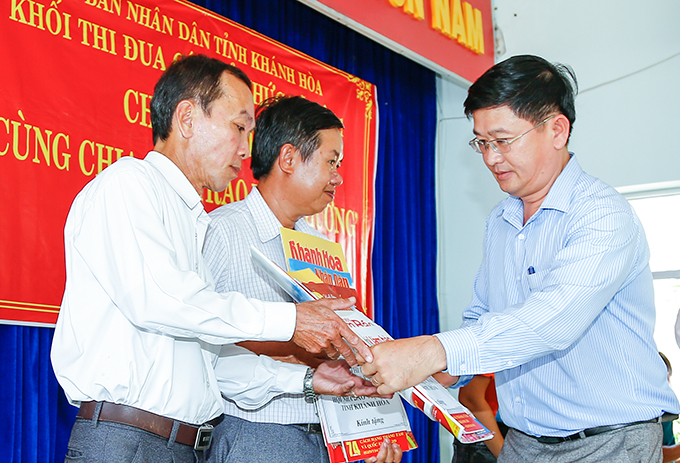 Lãnh đạo Hội Nhà báo tỉnh trao ấn phẩm, báo chí cho 2 trường học.