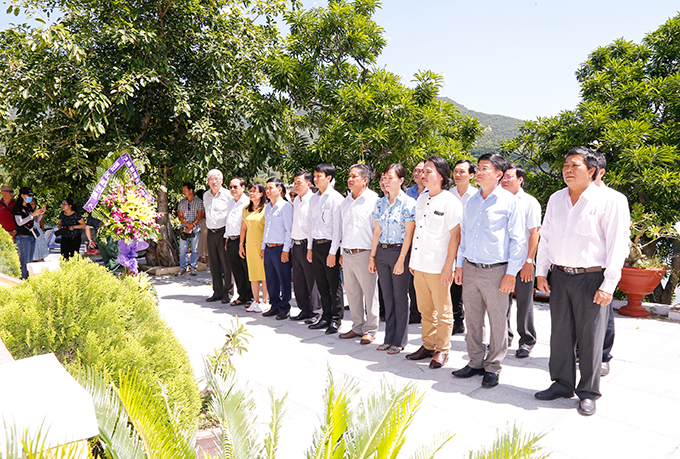 Đoàn công tác dâng hoa, dâng hương tại khu tưởng niệm di tích “tàu không số” - C235