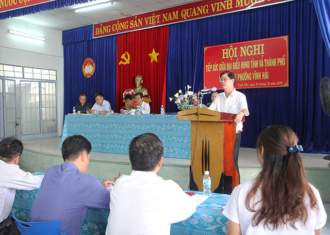 Ông Nguyễn Tấn Tuân tiếp xúc cử tri phường Vĩnh Hải.