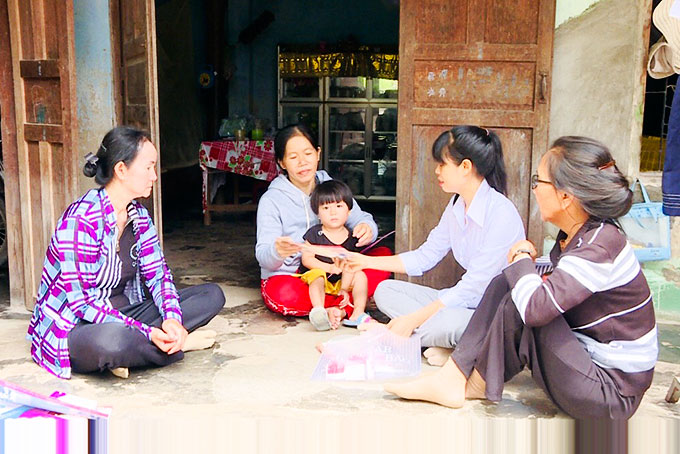 Cán bộ dân số truyền thông cho bà con xã Cam Thịnh Đông, TP. Cam Ranh.