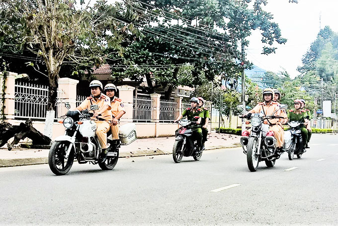 Đội Cảnh sát giao thông - trật tự - cơ động Công an huyện Khánh Vĩnh trên đường tuần tra.