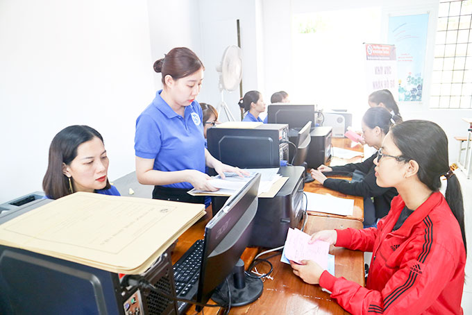 Sinh viên Trường Đại học Khánh Hòa làm thủ tục nhập học  năm học 2019 - 2020.
