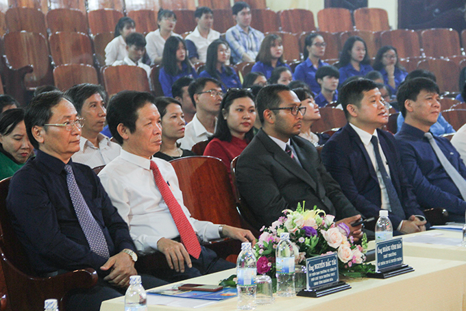 Lãnh đạo Bộ Thông tin và Truyền thông, UBND tỉnh Khánh Hòa tham dự buổi lễ.