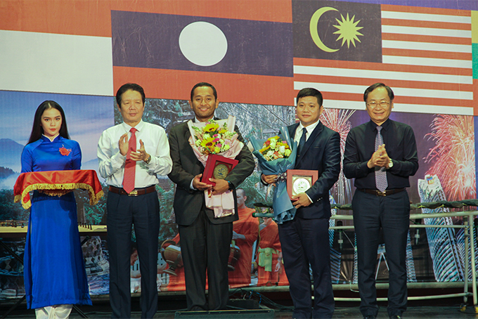 Lãnh đạo Bộ Thông tin và Truyền thông, UBND tỉnh Khánh Hòa tặng quà lưu niệm cho đại diện Đại sứ quán Indonesia và Campuchia. 