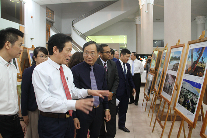 Các đại biểu đi xem tác phẩm được trưng bày tại triển lãm. 