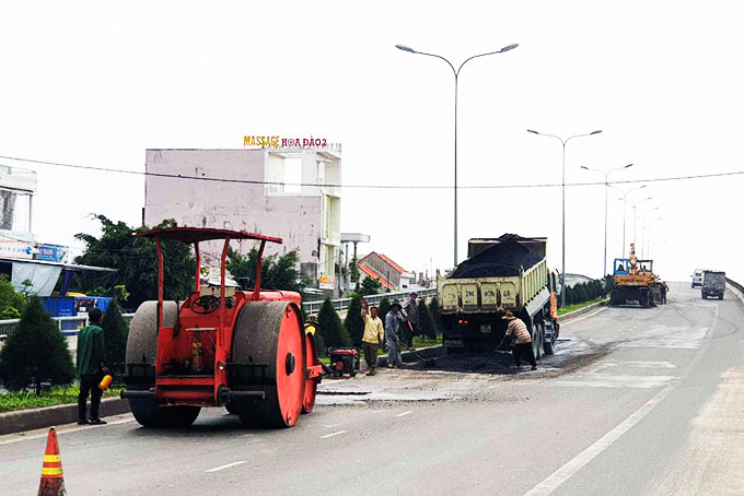 Khắc phục mặt đường bị hư hỏng trên Quốc lộ 1  đoạn cầu vượt đường sắt thị trấn Vạn Giã (huyện Vạn Ninh).