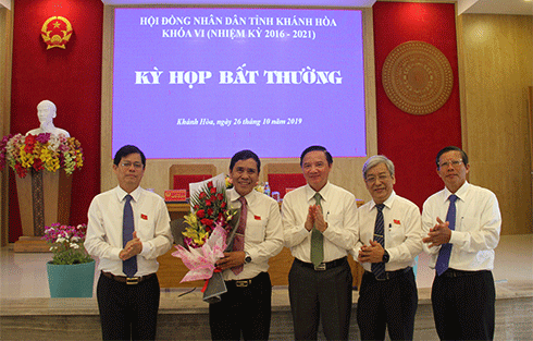 Lãnh đạo Tỉnh tặng hoa cho ông Phan Thông - Nguyên Phó Chủ tịch HĐND tỉnh