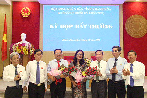 Lãnh đạo tỉnh tặng hoa chúc mừng ông Lê Hữu Hoàng và bà Nguyễn Thị Trung Thu