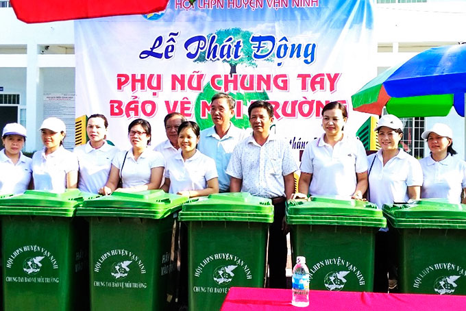 Bà Phan Thị Tuyết Nhung (thứ 3 từ phải qua) trao thùng rác cho các hội phụ nữ cơ sở.