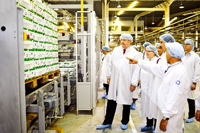Vinamilk giới thiệu đến Thứ trưởng và Tổng Lãnh sự Hoa Kỳ  dây chuyền sản xuất sữa của nhà máy.