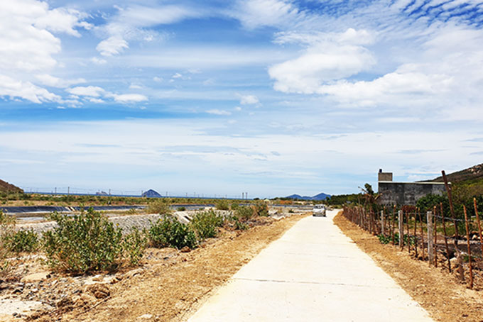 Tuyến đường giao thông nông thôn được xây dựng khang trang tại xã Ninh Vân (thị xã Ninh Hòa).