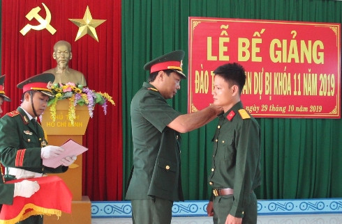 Đại tá Trịnh Việt Thành gắn quân hàm cho sĩ quan dự bị.