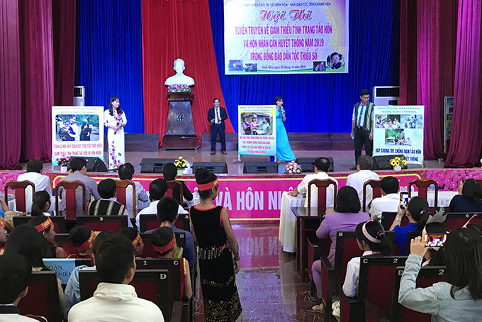 Phần thi giới thiệu của trường dân tộc nội trú thị xã Ninh Hòa.