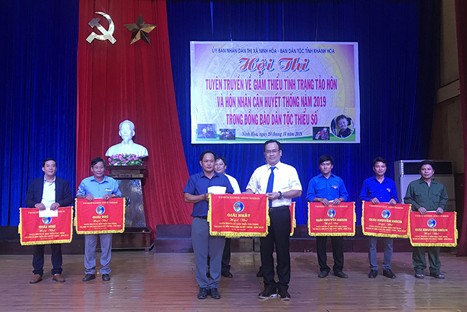 Ông Đặng Văn Tuấn - Trưởng Ban Dân tộc tỉnh Khánh Hòa trao giải nhất cho hội thi.