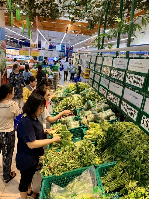 Kệ rau xanh của Siêu thị Co.opmart Nha Trang được nhiều người dân chọn mua do lo ngại rau ở chợ khan hiếm và tăng giá cao khi có mưa bão. 