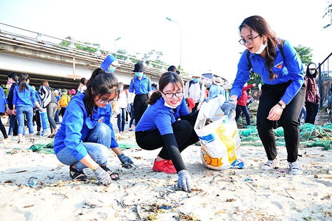 Các đoàn viên, thanh niên ra quân thu gom rác bảo vệ môi trường.