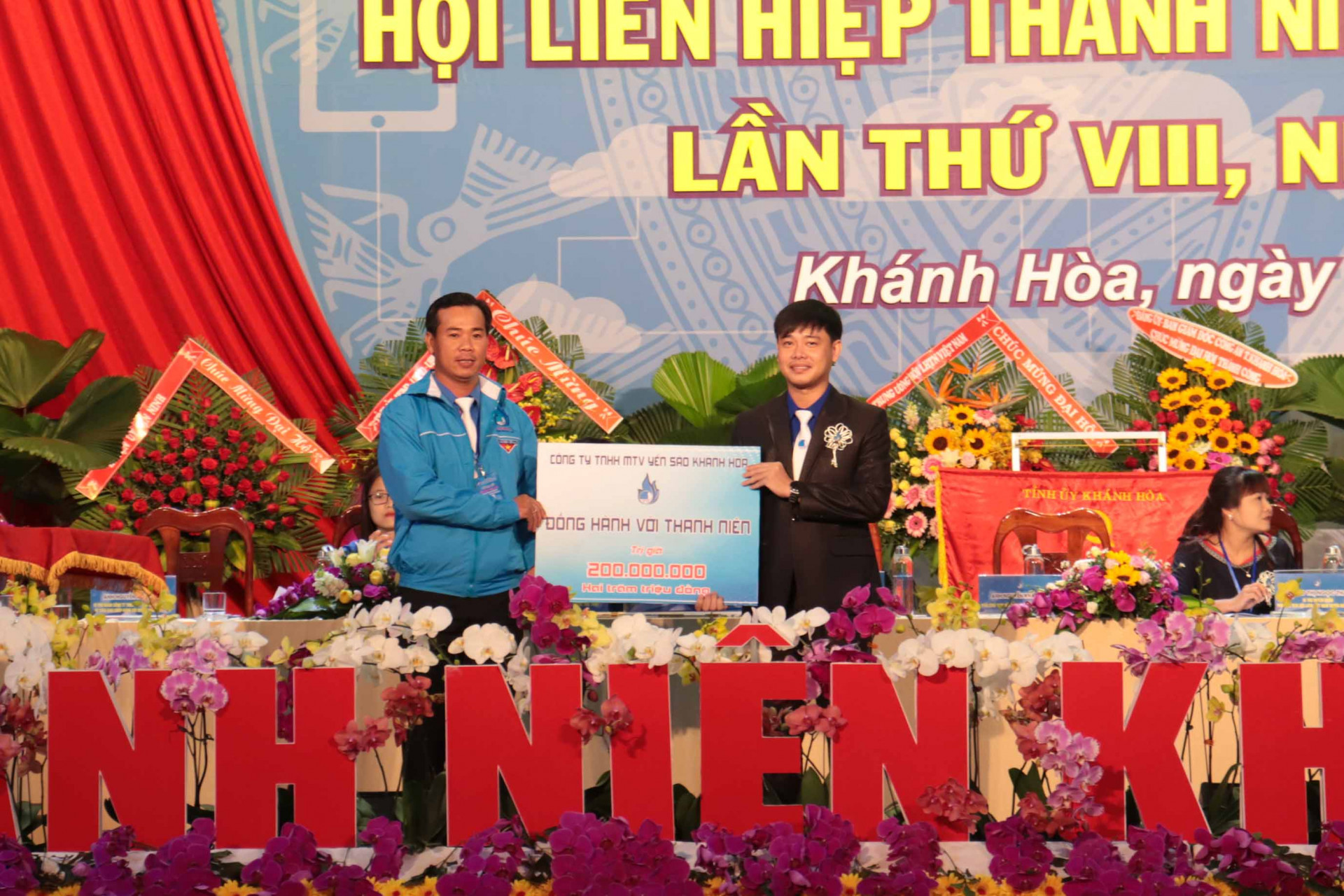 Công ty Yến sào Khánh Hoà trao biểu trưng hỗ trợ công trình thanh niên trị giá 200 triệu đồng cho Hội LHTN Việt Nam tỉnh
