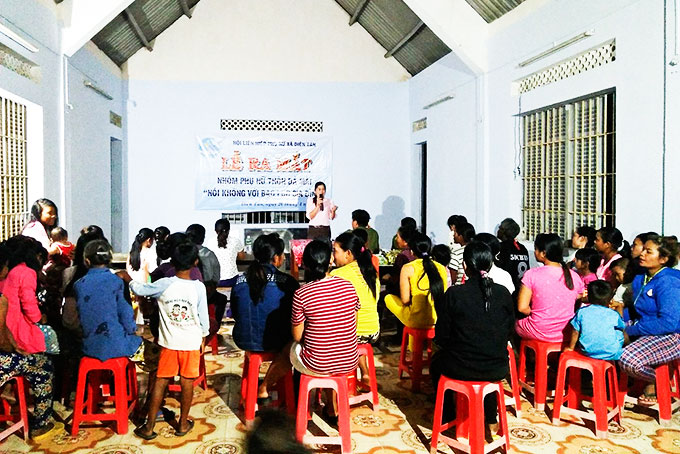 Một buổi tuyên truyền về Luật Hôn nhân và gia đình  cho người dân thôn Đá Mài.