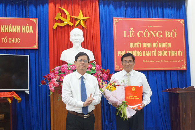 Ông Nguyễn Tấn Tuân trao quyết định và chúc mừng ông Huỳnh Mạnh Thắng.
