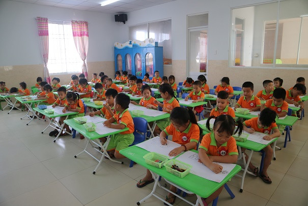 Hội thi có sự tham gia của 52 bé đến từ các lớp năng khiếu vẽ của nhà trường. 