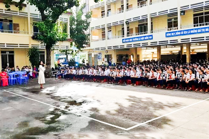 Các em học sinh Trường THCS Nguyễn Khuyến  tham gia buổi tập huấn.