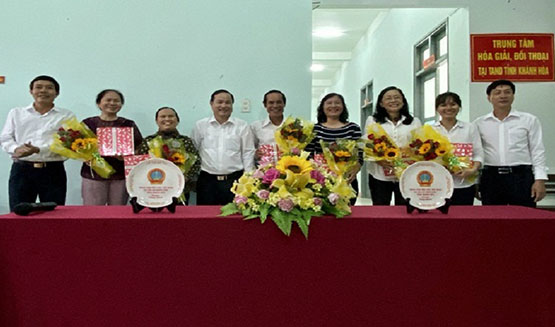 Lãnh đạo Tòa án nhân dân tỉnh Khánh Hoà tặng hoa chúc mừng các hoà giải viên, đối thoại viên.