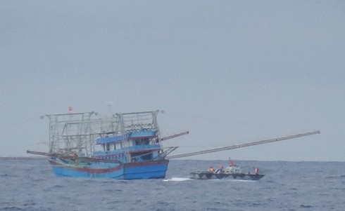 Bệnh xá đảo Song Tử Tây cấp cứu ngư dân bị đứt lìa ngón tay