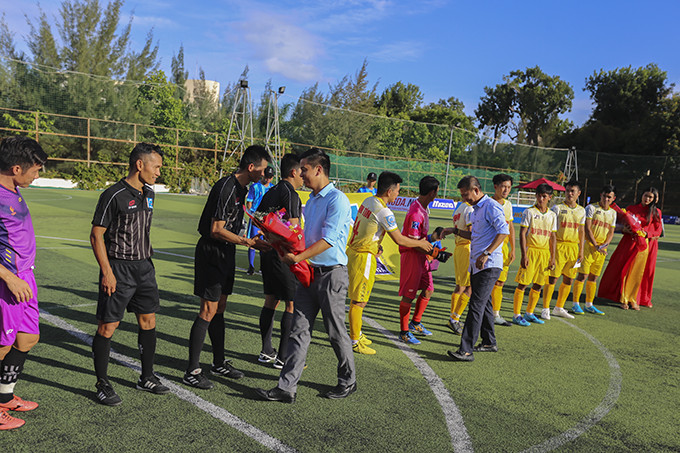 Ban tổ chức bắt tay động viên cầu thủ các đội bóng tham dự giải.